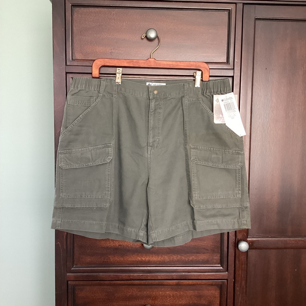 COLUMBIA CARGO SHORTS Cliff Like style NWT XL (40-41)